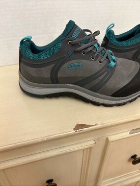 KEEN Gray Sneakers with Teal Accents
